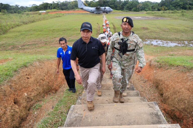 Presidente Castillo visita batallón que vigila frontera con Ecuador y Colombia